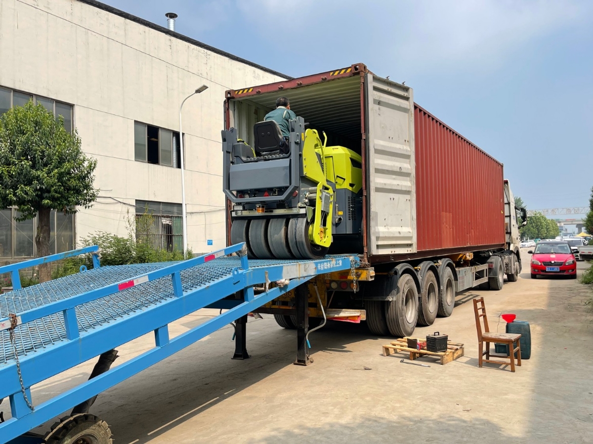 發(fā)往俄羅斯圣彼得堡20臺(tái)思拓瑞克雙鋼輪、鋼膠壓路機(jī)裝柜進(jìn)行時(shí)···